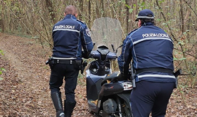Cislago, tra gli alberi spuntano gli scooter