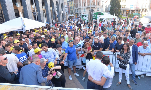 Il popolo della Lega in corso Matteotti per un comizio elettorale del leader Matteo Salvini