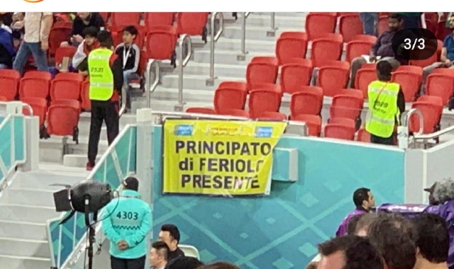 Lo striscione di Feriolo in uno stadio dei Mondiali in Qatar