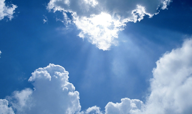 Cielo sereno con nubi sparse (foto archivio)