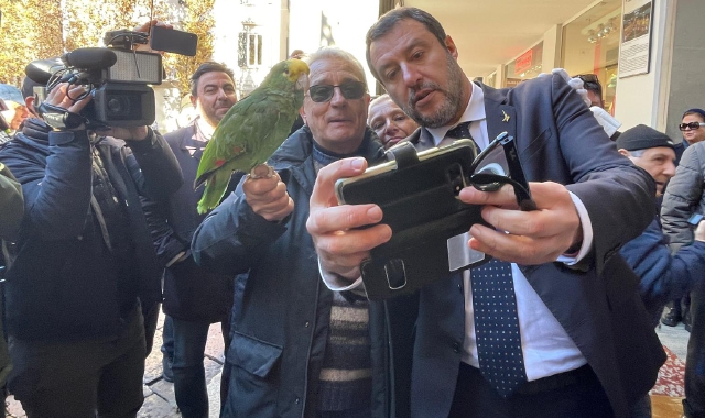 Il signor Achille con l’ospite inatteso e il vicepremier Matteo Salvini (Foto Blitz)