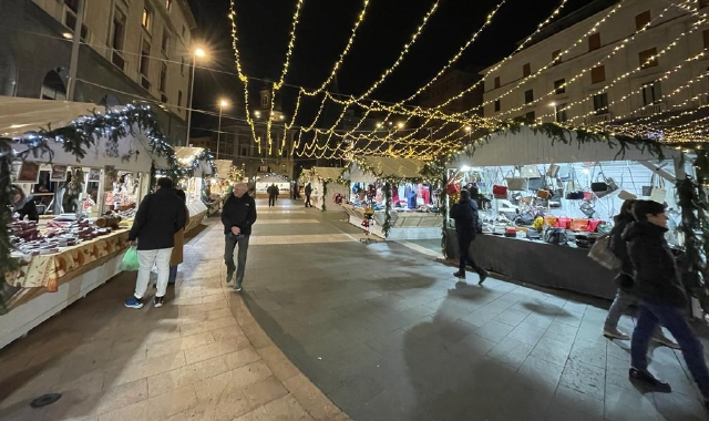 Piazza Monte Grappa si prepara al Natale (Blitz)
