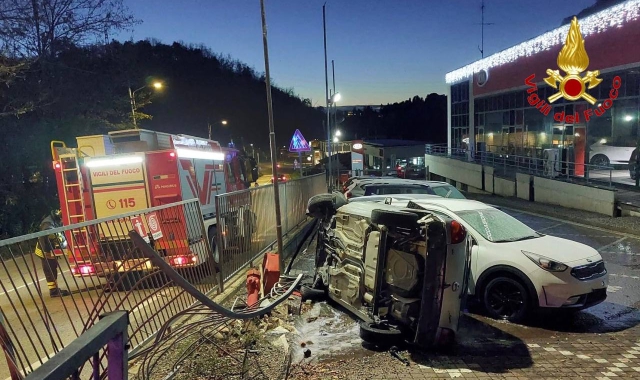Varese, sbanda e finisce nel parcheggio della concessionaria
