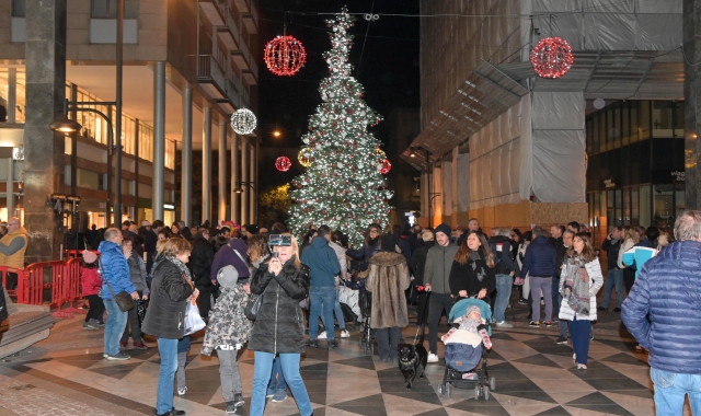 Albero di natale acceso anche a Busto Arsizio (foto Blitz)