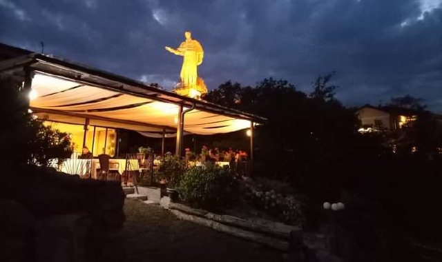 Il ristorante Glicine con la splendida vista sul “San Carlone” (Red.)