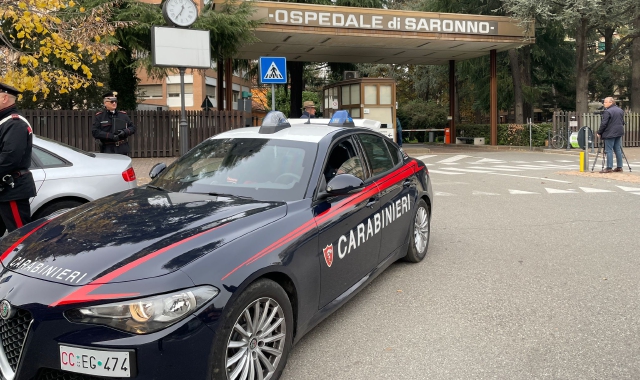 I carabinieri al lavoro in ospedale a Saronno (foto Blitz)