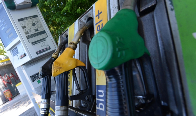 Un distributore di benzina (foto archivio)