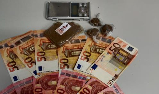 Il materiale e i contanti sequestrati (foto redazione)