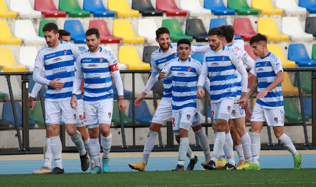 I sorrisi dopo il gol di Castelli (foto Italiamedia)