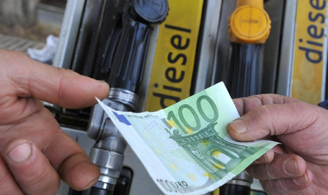 Distributore di benzina (foto archivio)