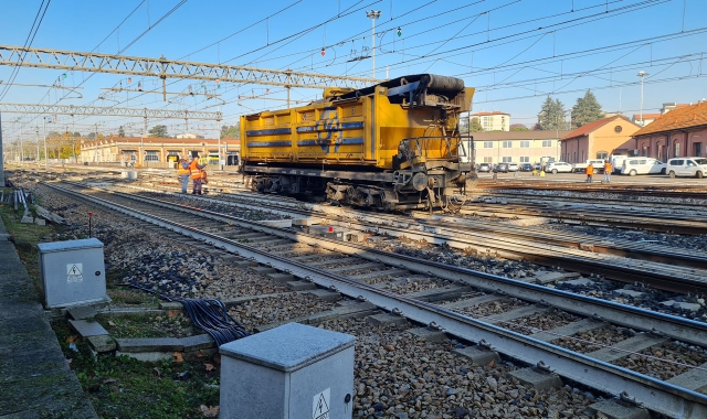 Un vagone è deragliato nella notte a Saronno (foto Domenico Ghiotto - Blitz)