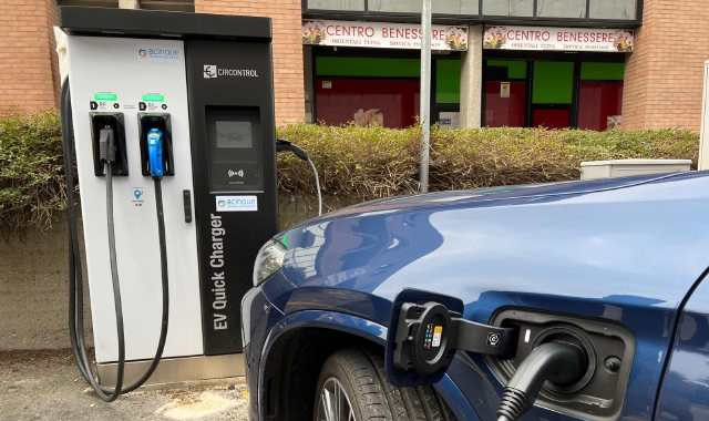 Colonnina per auto elettriche in via San Michele, Varese (foto Blitz)