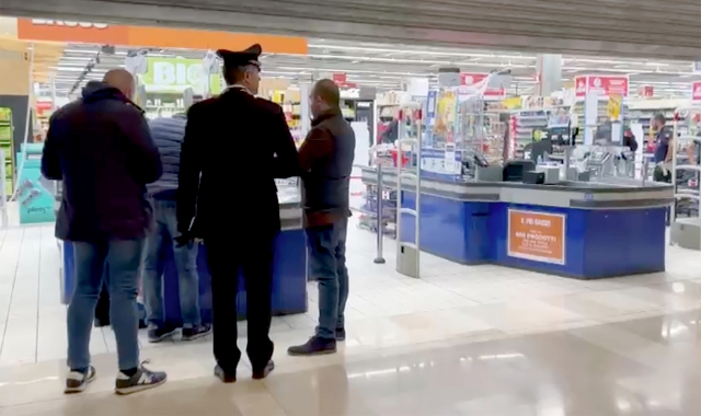 Carabinieri al Carrefour di Assago dopo le folli aggressioni di Tombolini (foto Ansa)