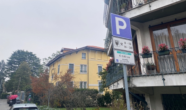 Il cartello e l’avviso per la sosta nella zona verde