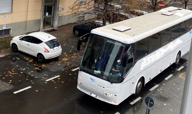 Varese, anche un pullman nella trappola di via Tamagno