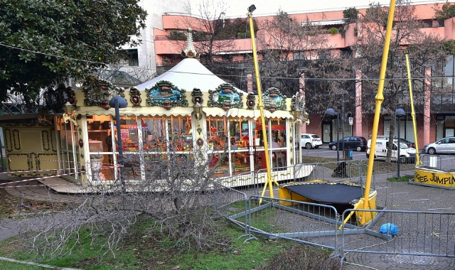 La giostrina di piazza De Gasperi e le altre attrazioni per i bambini: tutto dovrà essere smantellato entro il prossimo 15 gennaio (Foto Blitz)
