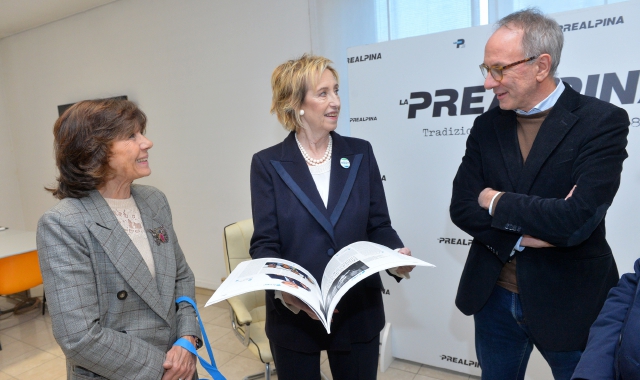 Letizia Moratti tra l’editore della Prealpina Daniela Bramati e il direttore Silvestro Pascarella (foto Blitz)