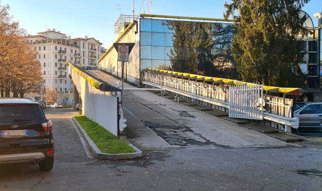 La rampa che porta al parcheggio sul tetto del municipio