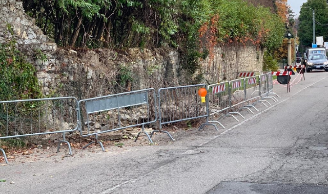 Varese, crolla muro: via Campigli transennata
