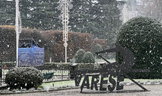 Primi fiocchi di neve su Varese (foto Blitz)