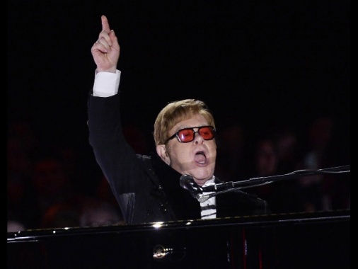 Elton John lascia Twitter, no a disinformazione senza controllo