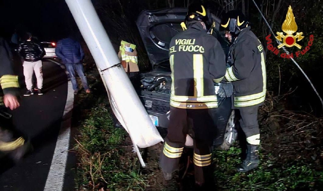 Viggiù, auto si schianta contro un palo