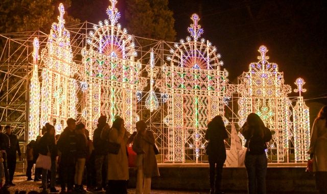Lo spettacolo delle luminarie ai Giardini Estensi