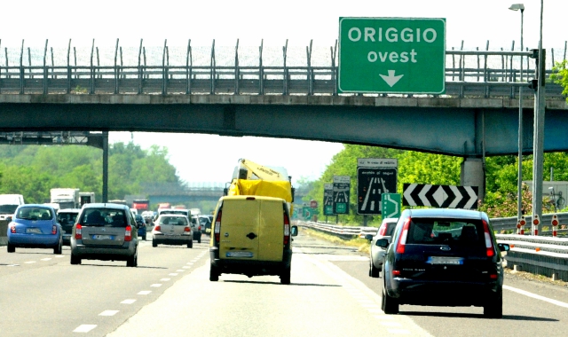 Lo svincolo autostradale di Origgio (foto archivio)