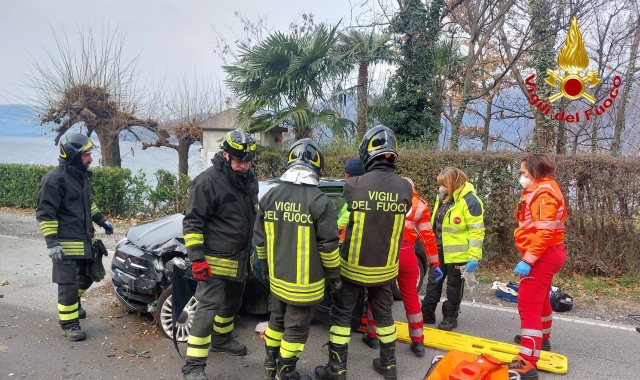 I vigili del fuoco durante le fasi del soccorso alla donna ferita