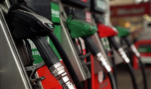 Distributore di benzina (foto archivio)