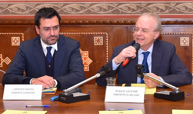 Il sindaco Lorenzo Radice e, a destra, il prefetto di Milano Renato Saccone (foto Pubblifoto)