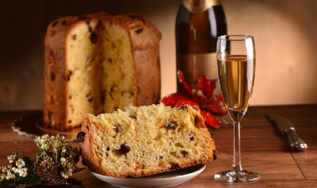Panettone e calice di vino (foto archivio)