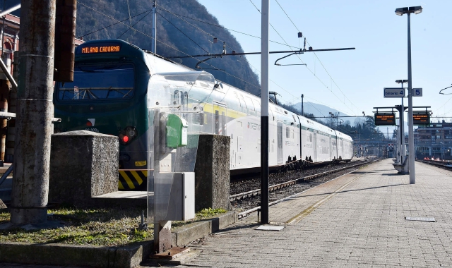 Laveno, spray urticante e botte sul treno