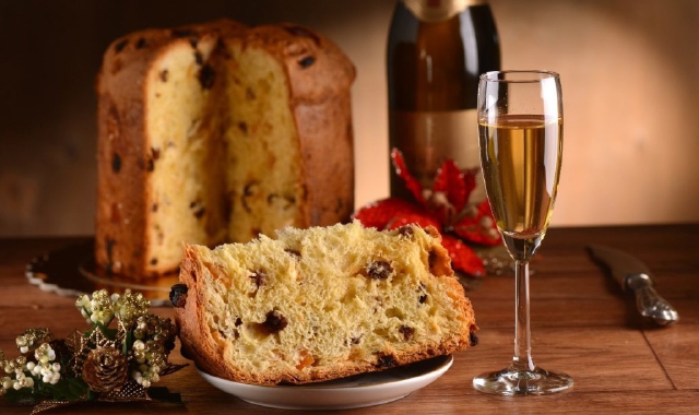 Panettone e calice di vino (foto archivio)