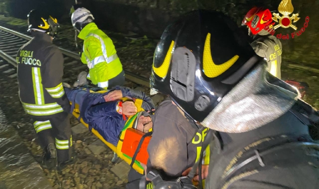 Un ferito viene soccorso durante l’esercitazione (foto Vigili del fuoco)