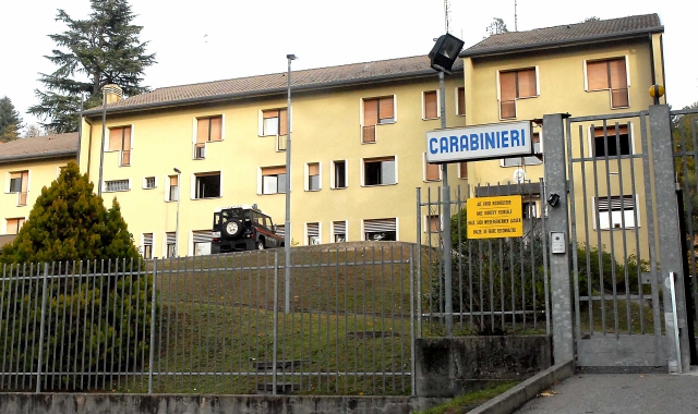 La caserma dei carabinieri di Luino (foto Archivio)