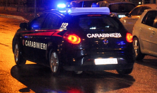 Aggredisce padre e carabinieri a Vergiate: arrestato