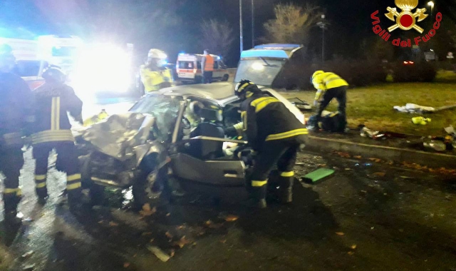 Incidente nella notte a Cittiglio: coinvolti un tir e un’auto, sul posto anche l’elisoccorso (foto vigili del fuoco)
