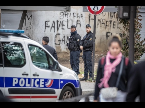 Spari a Parigi, diversi feriti, un uomo fermato