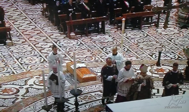 Il funerale di monsignor Luigi Stucchi in Duomo a Milano