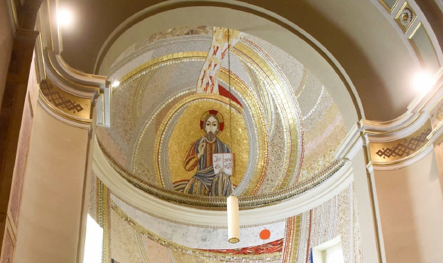 Il mosaico realizzato a Casciago da padre Rupnik insieme con altri 18 artisti da tutto il mondo