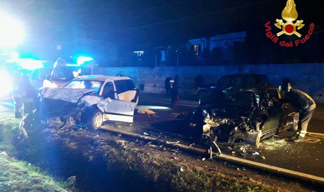 Le due auto semi-distrutte dopo il violento scontro frontale