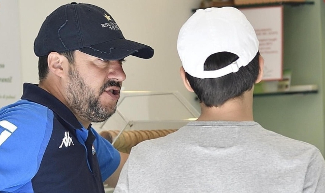 Matteo Salvini insieme al figlio a Milano, in una immagine del 25 maggio 2019 (foto Ansa)