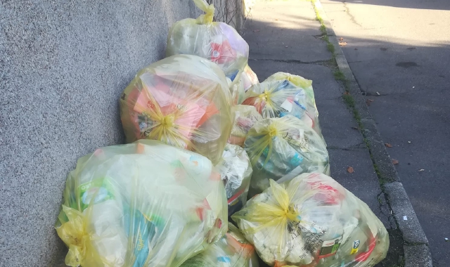 Rifiuti in strada a Castellanza: proteste