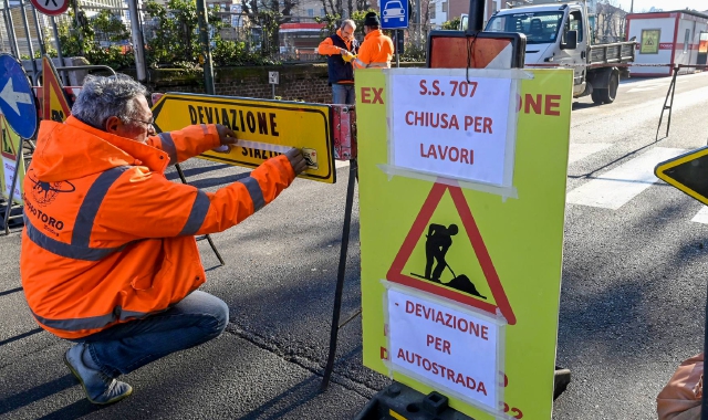 La posa dei cartelli per la chiusura della bretella autostradale. Per attenuare l’impatto del traffico si attende l’apertura dello svincolo Esselunga, non oltre il 9 gennaio (foto Blitz)