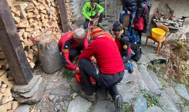 Valle Antrona, strada ghiacciata: partorisce in casa