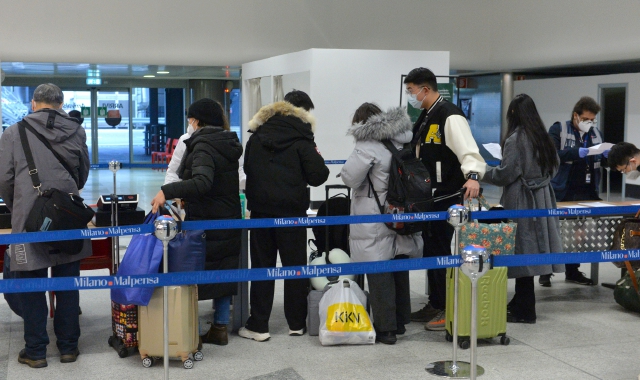 Passeggeri provenienti dalla Cina a Malpensa (foto Blitz)