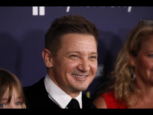 Star cinema Jeremy Renner travolto dalla neve, grave ma stabile