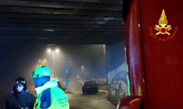 I vigili del fuoco in azione sul luogo dell’incidente (foto Vigili del fuoco)