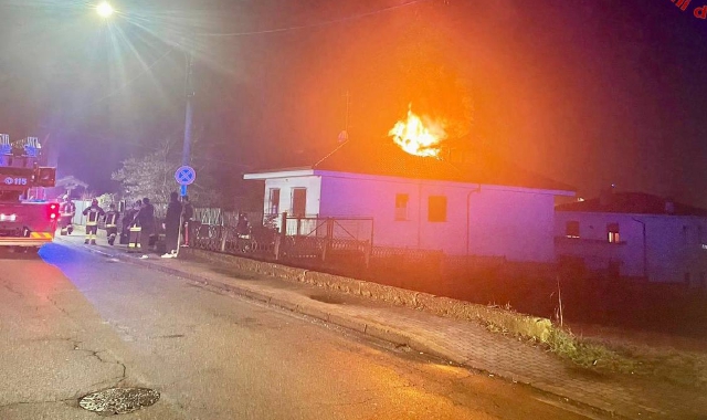 La villetta “attaccata” da un incendio ieri a Mornago (foto vigili del fuoco)